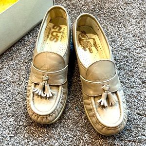 Narrow SAS Genuine Handsewn slip on wedges size‎ 6n